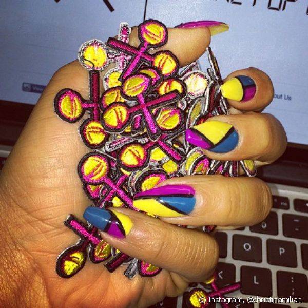 A apresentadora exibiu em sua conta no Instagram, uma foto com sua nail art gráfica em tons ousados